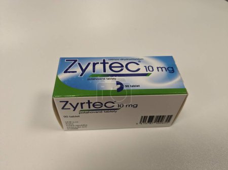 Téléchargez les photos : Boîte de concept de pharmacie de ZYRTEC avec substance pharmaceutique active cetirizini dihydrochloridum utilisé comme antihistaminique pour le traitement des allergies, les soins heatlh République tchèque, Europe, Union européenne - en image libre de droit