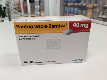 Foto de Praga, República Checa Mayo 23 2023: Pharmacy-Pantoprazole Zentiva es un inhibidor de la bomba de protones que disminuye la cantidad de ácido producido en el estómago, causado por la enfermedad por reflujo gastroesofágico, ERGE - Imagen libre de derechos