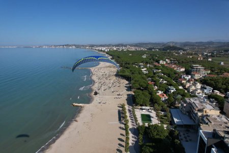 Foto de Durres, Albania - 17 de septiembre de 2022: Durres es una ciudad portuaria en el mar Adriático en el oeste de Albania, junto a la playa, vista panorámica del paisaje aéreo, paisaje urbano, Albania, Europa - Imagen libre de derechos