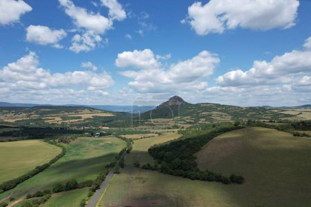 Ceske Stredohori chaîne de montagnes et paysage protégé, panorama aérien vue sur les montagnes, colline de Rana, République tchèque par Louny Town, Europe ciel clair d'été avec nuages