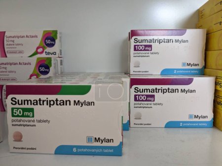 Téléchargez les photos : Prague, République tchèque23 mai 2023 : Pharmacie-Sumatriptan Mylan pilules pour le traitement de la migraine et des maux de tête - en image libre de droit