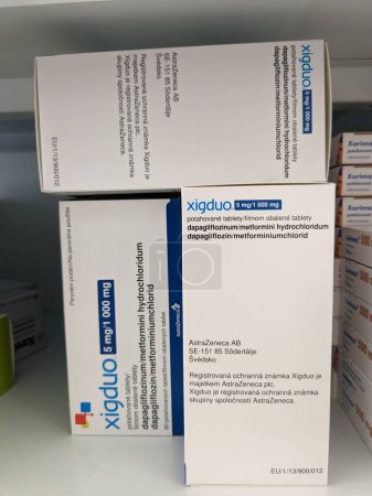 Téléchargez les photos : Prague, République tchèque23 mai 2023 : Pharmacie store-Xigduo par AstraZeneca AB combinaison de dapagliflozinum et de metformini hydrochloridum, médicament contre le diabète du groupe gliflozine, inhibiteur de la glt2. - en image libre de droit