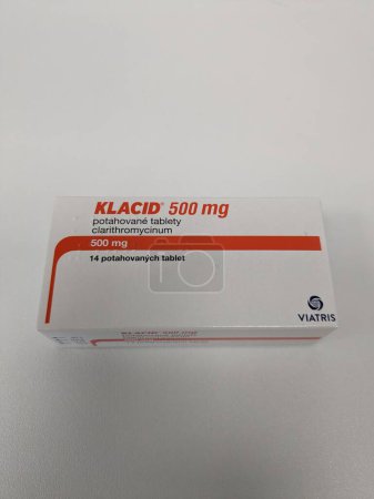 Téléchargez les photos : Prague, République tchèque 23 mai 2023 : Magasin de pharmacie Antibiotiques Klacid médecine sous forme de pilule dans une boîte debout sur une table en toile de fond soft focus. - en image libre de droit