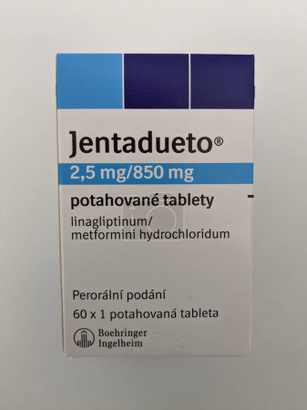 Foto de Praga, República Checa Mayo 23 2023: JENTADUETO es un medicamento con receta que contiene 2 medicamentos para la diabetes, linagliptina y metformina.se puede usar junto con la dieta y el ejercicio para bajar el azúcar en la sangre. - Imagen libre de derechos