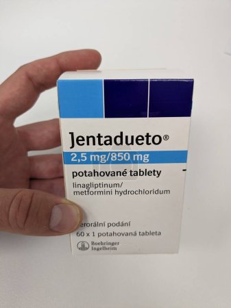 Téléchargez les photos : Prague, République tchèque 23 mai 2023 : JENTADUETO est un médicament sur ordonnance qui contient 2 médicaments contre le diabète, linagliptine et metformin.can être utilisé avec l'alimentation et l'exercice pour abaisser la glycémie - en image libre de droit