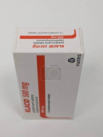 Téléchargez les photos : Prague, République tchèque 23 mai 2023 : Magasin de pharmacie Antibiotiques Klacid médecine sous forme de pilule dans une boîte debout sur une table en toile de fond soft focus. - en image libre de droit