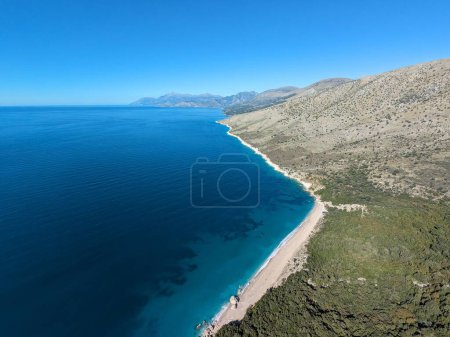 Luftpanorama Landschaft Blick auf Meer, Strände und Berge in der Nähe von Saranda. Albanien Luftaufnahmen. Das Ionische Meer. Albanische Riviera. Schießen aus einer Drohne Sarande.Albanische Küste-Balkan-Land