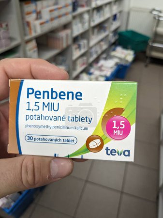 Téléchargez les photos : Prague, République tchèque- 14 octobre 2023 : Pharmacie avec paquets d'antibiotiques PENBENE médicaments prêts à être délivrés, Pénurie d'antibiotiques PENICILIN-fénoxyméthylpéniciline-Pharmacie fond de soins - en image libre de droit