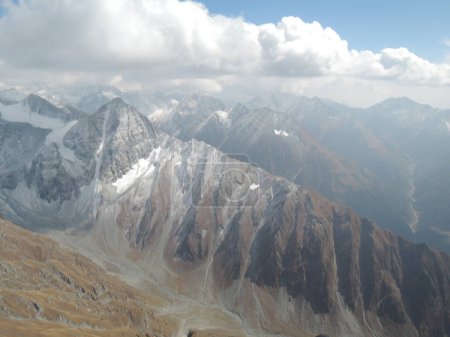 Téléchargez les photos : Vue aérienne panoramique sur les montagnes de l'Himalaya depuis un vol en parapente de Dharamsala à Manali, Bir Billing.Majestueuse chaîne de montagnes avec des sommets enneigés dans l'Inde-Himachal Pradesh - en image libre de droit