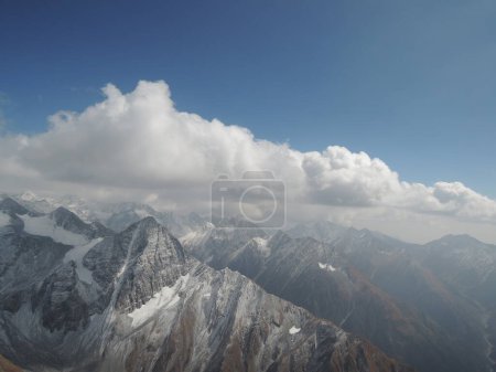 Téléchargez les photos : Vue aérienne panoramique sur les montagnes de l'Himalaya depuis un vol en parapente de Dharamsala à Manali, Bir Billing.Majestueuse chaîne de montagnes avec des sommets enneigés dans l'Inde-Himachal Pradesh - en image libre de droit