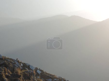 Téléchargez les photos : Himalaya montagnes panorama paysage vue dans la région de Bir Billing, Joginder Nagar Valley, état de l'Himachal Pradesh, Inde, belle vue panoramique sur les montagnes, Himalaya - en image libre de droit