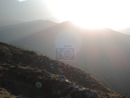 Foto de Vista panorámica del paisaje de las montañas del Himalaya en el área de facturación de Bir, valle de Joginder Nagar, estado de Himachal Pradesh, India, hermosa vista panorámica del paisaje de las montañas, Himalaya - Imagen libre de derechos