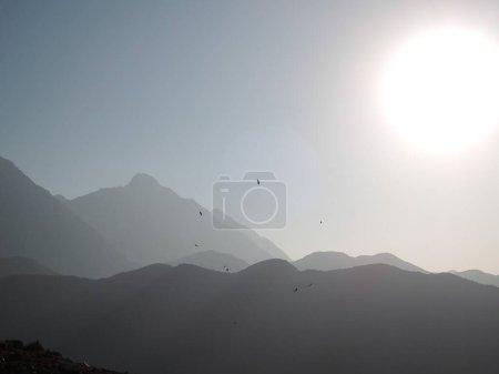 Téléchargez les photos : Himalaya montagnes panorama paysage vue dans la région de Bir Billing, Joginder Nagar Valley, état de l'Himachal Pradesh, Inde, belle vue panoramique sur les montagnes, Himalaya - en image libre de droit