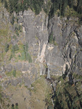 Cascade de Yogini près de Vashisht et le village de Manali dans l'Himalaya, Himachal Pradesh dans le nord de l'Inde vue panoramique aérienne paysage prise à partir d'un parapente