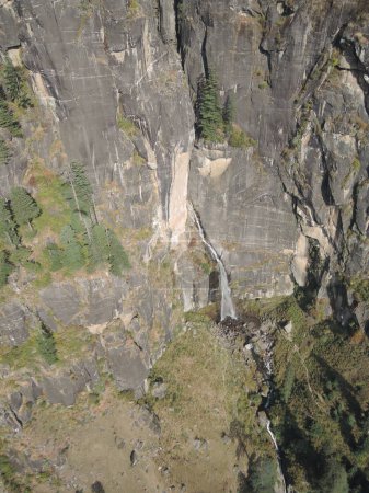 Cascade de Yogini près de Vashisht et le village de Manali dans l'Himalaya, Himachal Pradesh dans le nord de l'Inde vue panoramique aérienne paysage prise à partir d'un parapente