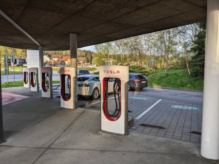 Téléchargez les photos : Humpolec, RÉPUBLIQUE TCHÈQUE - 16 mai 2023 : Des bornes de recharge Tesla sont situées dans toute l'UE pour accueillir les propriétaires de la voiture électrique. - en image libre de droit