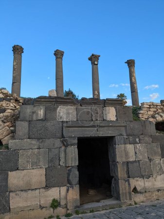 Viajar Jordán.Lado cultural y natural de Umm Qais y las ruinas de la antigua Gadara.Antigua ciudad romana.en el extremo noroeste del país, cerca de las fronteras de Jordania con Israel y Siria