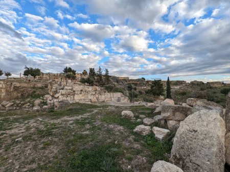 Viajar Jordán.Lado cultural y natural de Umm Qais y las ruinas de la antigua Gadara.Antigua ciudad romana.en el extremo noroeste del país, cerca de las fronteras de Jordania con Israel y Siria