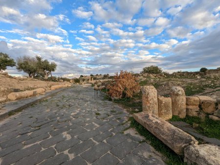 Jordanienreisen.Kulturelle und natürliche Seite von Umm Qais und die Ruinen der antiken Gadara. Die antike römische Stadt im äußersten Nordwesten des Landes, in der Nähe der Grenzen Jordaniens zu Israel und Syrien