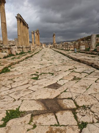 Foto de Jerash, Jordania-28 de febrero de 2023: antiguas estructuras romanas en la ciudad de Jerash, Gerasa, Jordania, hippodrom, anfiteatre, teatros y columnas de la antigua civilización romana hechas de arena y piedra de mármol - Imagen libre de derechos