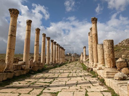 Foto de Jerash, Jordania-28 de febrero de 2023: antiguas estructuras romanas en la ciudad de Jerash, Gerasa, Jordania, hippodrom, anfiteatre, teatros y columnas de la antigua civilización romana hechas de arena y piedra de mármol - Imagen libre de derechos