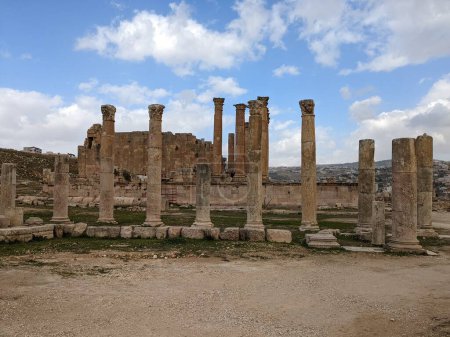 Foto de Jerash, Jordania-28 de febrero de 2023: antiguas estructuras romanas en la ciudad de Jerash, Gerasa, Jordania, hippodrom, anfiteatre, teatros y columnas de la antigua civilización romana hechas de arena y piedra de mármol, Jarash - Imagen libre de derechos