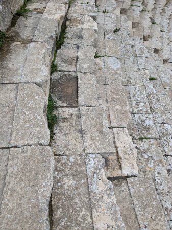 Foto de Jerash, Jordania-28 de febrero de 2023: antiguas estructuras romanas en la ciudad de Jerash, Gerasa, Jordania, hippodrom, anfiteatre, teatros y columnas de la antigua civilización romana hechas de arena y piedra de mármol, Jarash - Imagen libre de derechos