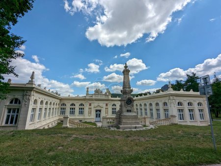 Téléchargez les photos : Bilina, République tchèque-9 juillet 2023 : Bilina centre historique de la ville SPA avec fontaines - en image libre de droit