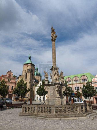 Téléchargez les photos : Havlickuv Brod, République tchèque - 11 juillet 2022 : place historique de la vieille ville de Havlickuv Brod avec fontaine, région de Vysocina en République tchèque - en image libre de droit