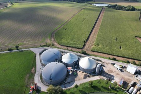 production de biogaz, usines de biogaz, bioénergie, panorama aérien vue du paysage des installations et des centrales de production de biogaz, crise énergétique européenne, production d'énergie verte renouvelable