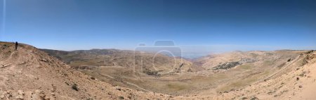 Foto de Wadi Zahar es un wadi situado en la región de Irbid, Jordania. Paseando por el sendero de Jordania desde Umm Qais, vista panorámica del paisaje de montaña - Imagen libre de derechos
