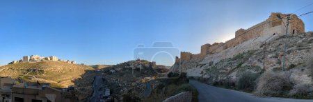 Téléchargez les photos : Château médiéval des croisés à Al Karak - Jordanie, forteresse d'Al Kerak dans le monde arabe a servi de fort pendant de nombreux siècles - en image libre de droit