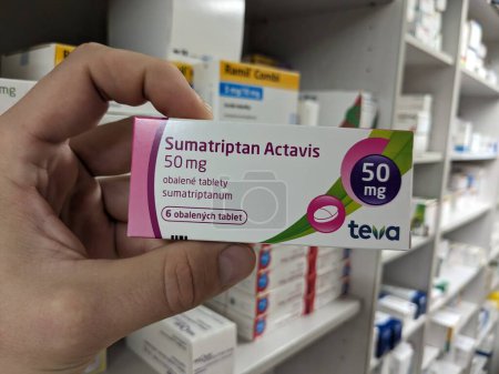Téléchargez les photos : Prague, République tchèque22 mai 2024 : Pharmacie-Sumatriptan ACTAVIS pilules pour le traitement de la migraine et des maux de tête - en image libre de droit