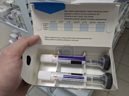 Foto de Praga, República Checa-2 de junio de 2024: caja trulicity 1,5 mg Eli lila insulina autoinyecciones pluma. Alemania RF, formación profesional, formación profesional - Imagen libre de derechos