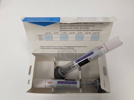 Foto de Praga, República Checa-2 de junio de 2024: caja trulicity 1,5 mg Eli lila insulina autoinyecciones pluma. Alemania RF, formación profesional, formación profesional - Imagen libre de derechos