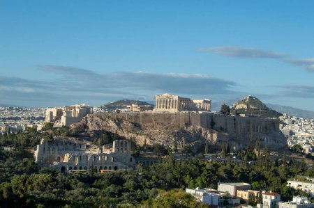Téléchargez les photos : Paysage urbain emblématique d'Athènes, en Grèce, mêlant histoire ancienne et vibrance moderne. Explorez la culture, le patrimoine et la beauté. - en image libre de droit