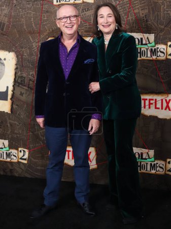 Foto de El director de cine británico Harry Bradbeer y su esposa Nina Natalia OHagan Strachey llegan al estreno mundial de 'Enola Holmes 2' de Netflix, celebrado en el Teatro de París el 27 de octubre de 2022 en Manhattan, Nueva York, Estados Unidos. - Imagen libre de derechos