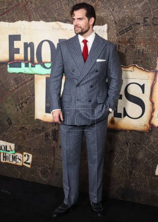 Foto de El actor británico Henry Cavill llega al estreno mundial de 'Enola Holmes 2' de Netflix, celebrado en el Teatro de París el 27 de octubre de 2022 en Manhattan, Nueva York, Nueva York, Estados Unidos. - Imagen libre de derechos