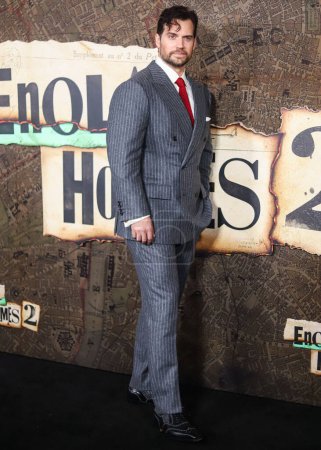 Foto de El actor británico Henry Cavill llega al estreno mundial de 'Enola Holmes 2' de Netflix, celebrado en el Teatro de París el 27 de octubre de 2022 en Manhattan, Nueva York, Nueva York, Estados Unidos. - Imagen libre de derechos