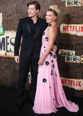 Foto de El actor estadounidense Jake Bongiovi y su novia / actriz británica Millie Bobby Brown con Louis Vuitton llegan al estreno mundial de 'Enola Holmes 2' de Netflix celebrado en el Teatro de París el 27 de octubre de 2022 en Manhattan, Nueva York, Nueva York, EE.UU. - Imagen libre de derechos