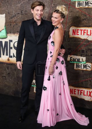 Foto de El actor estadounidense Jake Bongiovi y su novia / actriz británica Millie Bobby Brown con Louis Vuitton llegan al estreno mundial de 'Enola Holmes 2' de Netflix celebrado en el Teatro de París el 27 de octubre de 2022 en Manhattan, Nueva York, Nueva York, EE.UU. - Imagen libre de derechos