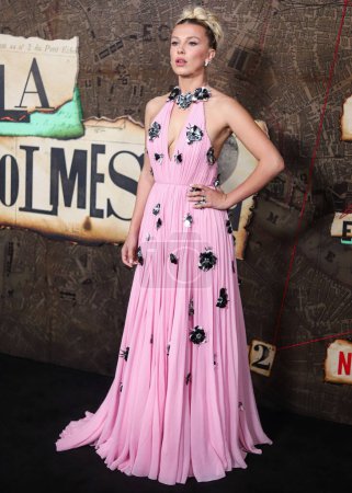 Foto de La actriz británica Millie Bobby Brown vestida con Louis Vuitton llega al estreno mundial de 'Enola Holmes 2' de Netflix, celebrado en el Teatro de París el 27 de octubre de 2022 en Manhattan, Nueva York, Nueva York, Estados Unidos. - Imagen libre de derechos