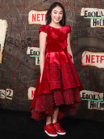 Téléchargez les photos : Actress Serrana Su-Ling Bliss arrives at the World Premiere Of Netflix's 'Enola Holmes 2' held at The Paris Theater on October 27, 2022 in Manhattan, New York City, New York, United States. - en image libre de droit