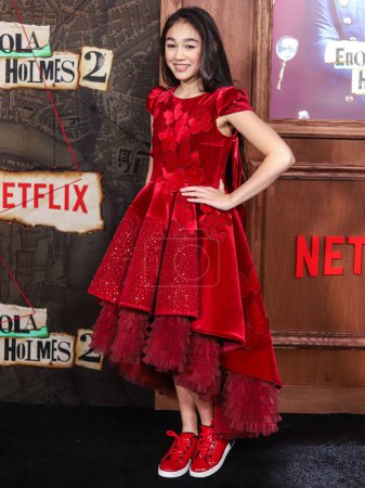 Foto de Actress Serrana Su-Ling Bliss arrives at the World Premiere Of Netflix's 'Enola Holmes 2' held at The Paris Theater on October 27, 2022 in Manhattan, New York City, New York, United States. - Imagen libre de derechos