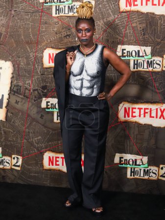 Téléchargez les photos : L'actrice britannique Sharon Duncan-Brewster arrive à la première mondiale de "Enola Holmes 2" de Netflix au Théâtre de Paris le 27 octobre 2022 à Manhattan, New York, New York, États-Unis - en image libre de droit