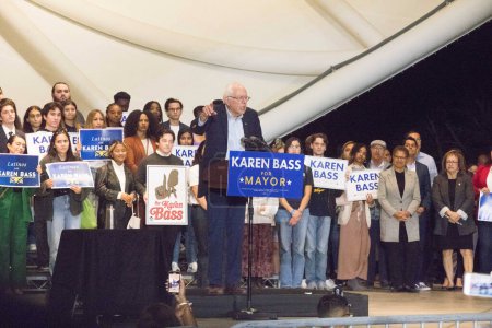 Foto de Político / Senador de los Estados Unidos Bernie Sanders (I-VT) habla en el escenario en el mitin de GOTV de Karen Bass, candidata a alcalde de Los Ángeles, con el Senador de los Estados Unidos Bernie Sanders patrocinado por el Partido de Familias Trabajadoras de California el 27 de octubre de 2022 - Imagen libre de derechos