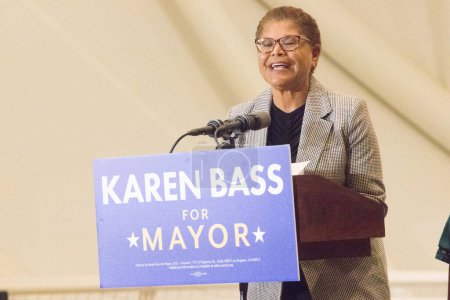 Téléchargez les photos : Karen Bass (D-CA), politicienne américaine et représentante des États-Unis, prend la parole sur scène lors du rassemblement GOTV de Karen Bass, candidate à la mairie de Los Angeles. - en image libre de droit