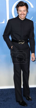 Téléchargez les photos : Le chanteur, compositeur et acteur anglais Harry Styles en costume Gucci arrive à la première de "My Policeman" d'Amazon Prime Video au Regency Bruin Theatre le 1er novembre 2022 à Westwood, Los Angeles, Californie, États-Unis - en image libre de droit