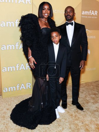 Photo for Kelly Rowland, son Titan Jewell Weatherspoon and husband Tim Witherspoon arrive at the 2022 amfAR Gala Los Angeles held at the Pacific Design Center on November 3, 2022 in West Hollywood, Los Angeles, California, United States. - Royalty Free Image
