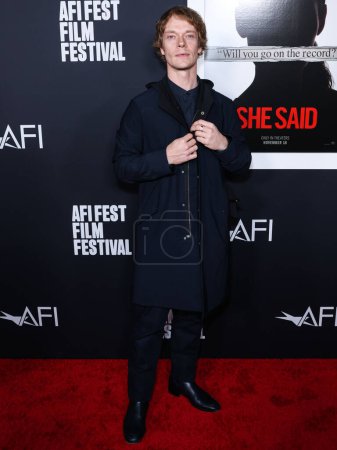 Foto de El actor inglés Alfie Allen llega al AFI Fest 2022 - Proyección especial de 'She Said' de Universal Pictures celebrada en el TCL Chinese Theatre IMAX el 4 de noviembre de 2022 en Hollywood, Los Ángeles, California, Estados Unidos. - Imagen libre de derechos